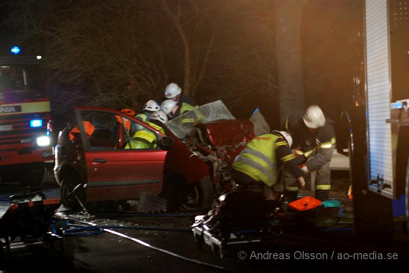 DSC_0058.JPG - Vid 22,45 tiden Larmades Klippans och Ljungbyheds räddningstjänst samt Ambulans och Polis till en trafikolycka på väg 13 mellan Klippan och Ljungbyhed. Det var två personbilar som frontalkrockat och fyra personer var inblandade. Två av dessa satt fastklämda i bilvraken och räddningstjänsten fick klippa upp taket på båda bilarna för att få ut personerna. Samtliga personer fördes allvarligt skadade till Sjukhuset, Två till Helsingborgs Lasarett och två till Universitets Sjukhuset i Lund. Hur allvarligt skadade är oklart.