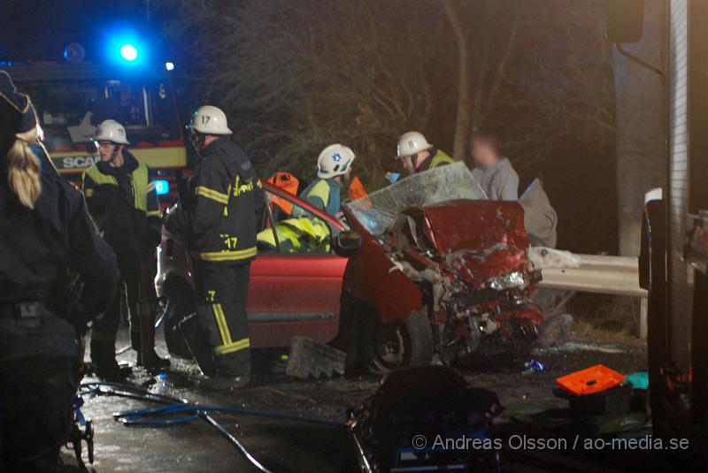 DSC_0061.JPG - Vid 22,45 tiden Larmades Klippans och Ljungbyheds räddningstjänst samt Ambulans och Polis till en trafikolycka på väg 13 mellan Klippan och Ljungbyhed. Det var två personbilar som frontalkrockat och fyra personer var inblandade. Två av dessa satt fastklämda i bilvraken och räddningstjänsten fick klippa upp taket på båda bilarna för att få ut personerna. Samtliga personer fördes allvarligt skadade till Sjukhuset, Två till Helsingborgs Lasarett och två till Universitets Sjukhuset i Lund. Hur allvarligt skadade är oklart.