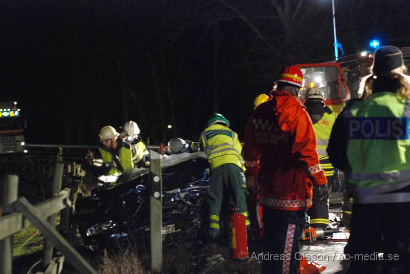 DSC_0063.JPG - Vid 22,45 tiden Larmades Klippans och Ljungbyheds räddningstjänst samt Ambulans och Polis till en trafikolycka på väg 13 mellan Klippan och Ljungbyhed. Det var två personbilar som frontalkrockat och fyra personer var inblandade. Två av dessa satt fastklämda i bilvraken och räddningstjänsten fick klippa upp taket på båda bilarna för att få ut personerna. Samtliga personer fördes allvarligt skadade till Sjukhuset, Två till Helsingborgs Lasarett och två till Universitets Sjukhuset i Lund. Hur allvarligt skadade är oklart.