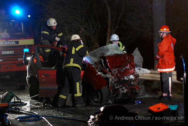 DSC_0067.JPG - Vid 22,45 tiden Larmades Klippans och Ljungbyheds räddningstjänst samt Ambulans och Polis till en trafikolycka på väg 13 mellan Klippan och Ljungbyhed. Det var två personbilar som frontalkrockat och fyra personer var inblandade. Två av dessa satt fastklämda i bilvraken och räddningstjänsten fick klippa upp taket på båda bilarna för att få ut personerna. Samtliga personer fördes allvarligt skadade till Sjukhuset, Två till Helsingborgs Lasarett och två till Universitets Sjukhuset i Lund. Hur allvarligt skadade är oklart.