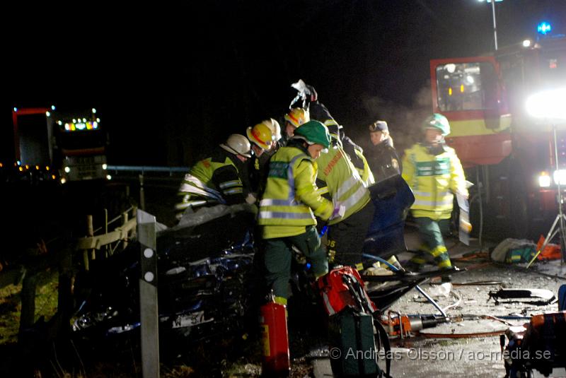 DSC_0069.JPG - Vid 22,45 tiden Larmades Klippans och Ljungbyheds räddningstjänst samt Ambulans och Polis till en trafikolycka på väg 13 mellan Klippan och Ljungbyhed. Det var två personbilar som frontalkrockat och fyra personer var inblandade. Två av dessa satt fastklämda i bilvraken och räddningstjänsten fick klippa upp taket på båda bilarna för att få ut personerna. Samtliga personer fördes allvarligt skadade till Sjukhuset, Två till Helsingborgs Lasarett och två till Universitets Sjukhuset i Lund. Hur allvarligt skadade är oklart.