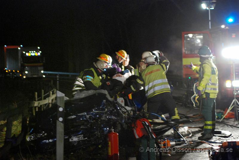 DSC_0070.JPG - Vid 22,45 tiden Larmades Klippans och Ljungbyheds räddningstjänst samt Ambulans och Polis till en trafikolycka på väg 13 mellan Klippan och Ljungbyhed. Det var två personbilar som frontalkrockat och fyra personer var inblandade. Två av dessa satt fastklämda i bilvraken och räddningstjänsten fick klippa upp taket på båda bilarna för att få ut personerna. Samtliga personer fördes allvarligt skadade till Sjukhuset, Två till Helsingborgs Lasarett och två till Universitets Sjukhuset i Lund. Hur allvarligt skadade är oklart.