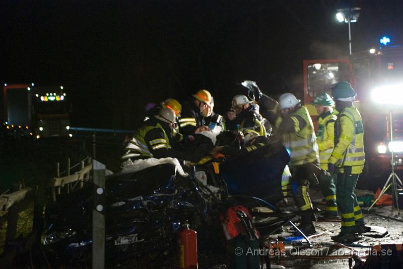 DSC_0072.jpg - Vid 22,45 tiden Larmades Klippans och Ljungbyheds räddningstjänst samt Ambulans och Polis till en trafikolycka på väg 13 mellan Klippan och Ljungbyhed. Det var två personbilar som frontalkrockat och fyra personer var inblandade. Två av dessa satt fastklämda i bilvraken och räddningstjänsten fick klippa upp taket på båda bilarna för att få ut personerna. Samtliga personer fördes allvarligt skadade till Sjukhuset, Två till Helsingborgs Lasarett och två till Universitets Sjukhuset i Lund. Hur allvarligt skadade är oklart.