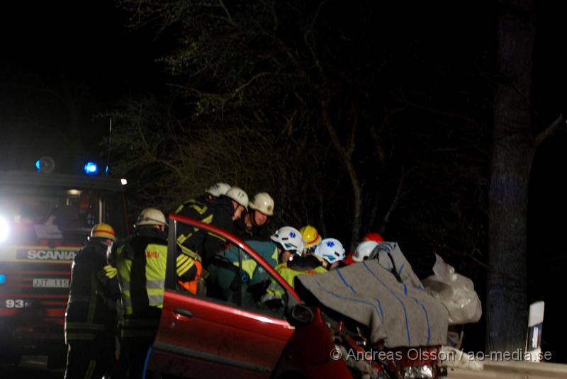 DSC_0074.JPG - Vid 22,45 tiden Larmades Klippans och Ljungbyheds räddningstjänst samt Ambulans och Polis till en trafikolycka på väg 13 mellan Klippan och Ljungbyhed. Det var två personbilar som frontalkrockat och fyra personer var inblandade. Två av dessa satt fastklämda i bilvraken och räddningstjänsten fick klippa upp taket på båda bilarna för att få ut personerna. Samtliga personer fördes allvarligt skadade till Sjukhuset, Två till Helsingborgs Lasarett och två till Universitets Sjukhuset i Lund. Hur allvarligt skadade är oklart.