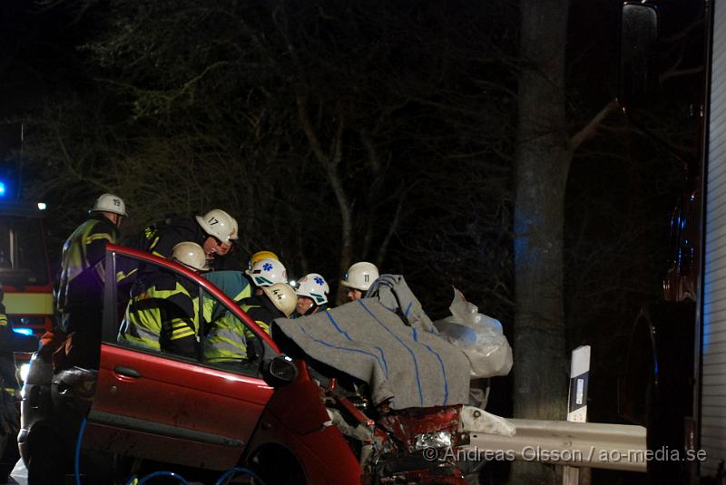 DSC_0076.JPG - Vid 22,45 tiden Larmades Klippans och Ljungbyheds räddningstjänst samt Ambulans och Polis till en trafikolycka på väg 13 mellan Klippan och Ljungbyhed. Det var två personbilar som frontalkrockat och fyra personer var inblandade. Två av dessa satt fastklämda i bilvraken och räddningstjänsten fick klippa upp taket på båda bilarna för att få ut personerna. Samtliga personer fördes allvarligt skadade till Sjukhuset, Två till Helsingborgs Lasarett och två till Universitets Sjukhuset i Lund. Hur allvarligt skadade är oklart.