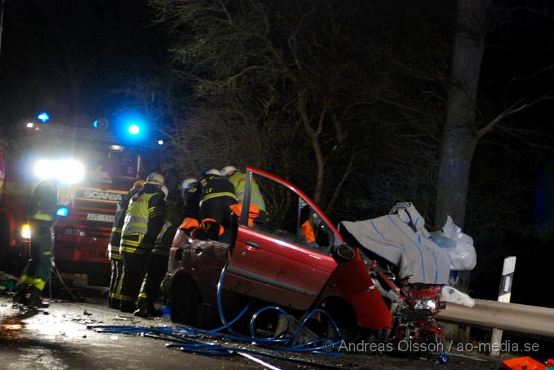 DSC_0080.JPG - Vid 22,45 tiden Larmades Klippans och Ljungbyheds räddningstjänst samt Ambulans och Polis till en trafikolycka på väg 13 mellan Klippan och Ljungbyhed. Det var två personbilar som frontalkrockat och fyra personer var inblandade. Två av dessa satt fastklämda i bilvraken och räddningstjänsten fick klippa upp taket på båda bilarna för att få ut personerna. Samtliga personer fördes allvarligt skadade till Sjukhuset, Två till Helsingborgs Lasarett och två till Universitets Sjukhuset i Lund. Hur allvarligt skadade är oklart.