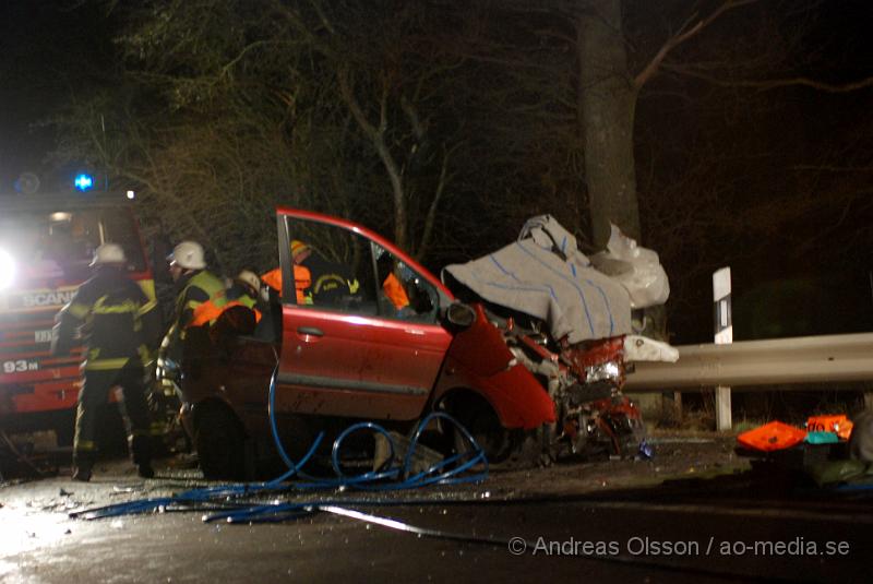 DSC_0081.JPG - Vid 22,45 tiden Larmades Klippans och Ljungbyheds räddningstjänst samt Ambulans och Polis till en trafikolycka på väg 13 mellan Klippan och Ljungbyhed. Det var två personbilar som frontalkrockat och fyra personer var inblandade. Två av dessa satt fastklämda i bilvraken och räddningstjänsten fick klippa upp taket på båda bilarna för att få ut personerna. Samtliga personer fördes allvarligt skadade till Sjukhuset, Två till Helsingborgs Lasarett och två till Universitets Sjukhuset i Lund. Hur allvarligt skadade är oklart.