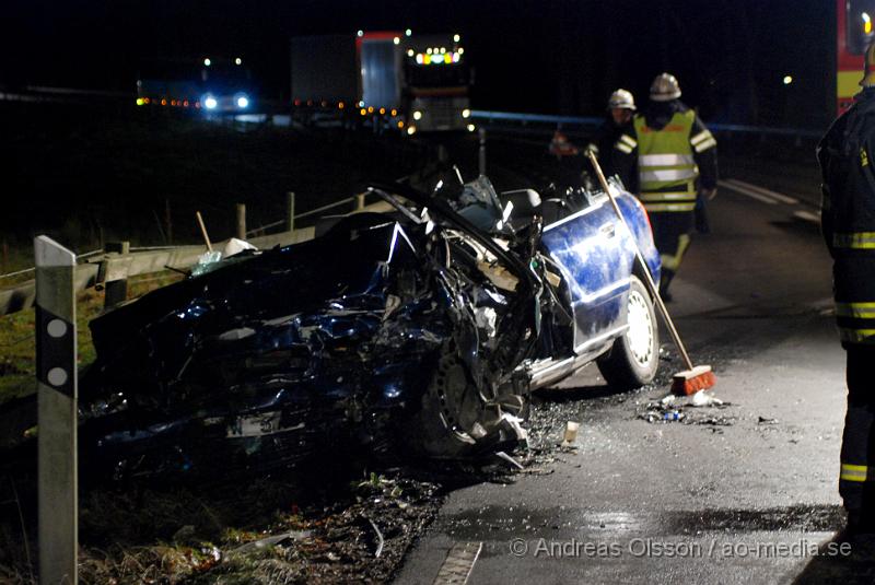 DSC_0087.JPG - Vid 22,45 tiden Larmades Klippans och Ljungbyheds räddningstjänst samt Ambulans och Polis till en trafikolycka på väg 13 mellan Klippan och Ljungbyhed. Det var två personbilar som frontalkrockat och fyra personer var inblandade. Två av dessa satt fastklämda i bilvraken och räddningstjänsten fick klippa upp taket på båda bilarna för att få ut personerna. Samtliga personer fördes allvarligt skadade till Sjukhuset, Två till Helsingborgs Lasarett och två till Universitets Sjukhuset i Lund. Hur allvarligt skadade är oklart.