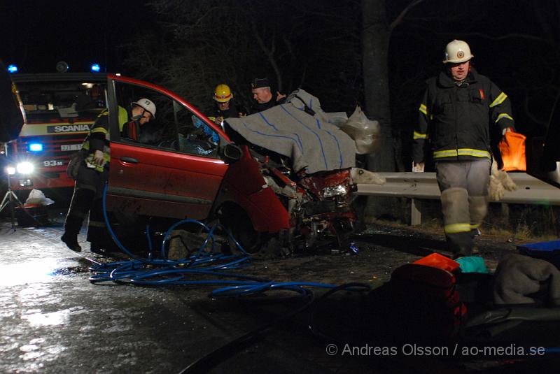 DSC_0091.JPG - Vid 22,45 tiden Larmades Klippans och Ljungbyheds räddningstjänst samt Ambulans och Polis till en trafikolycka på väg 13 mellan Klippan och Ljungbyhed. Det var två personbilar som frontalkrockat och fyra personer var inblandade. Två av dessa satt fastklämda i bilvraken och räddningstjänsten fick klippa upp taket på båda bilarna för att få ut personerna. Samtliga personer fördes allvarligt skadade till Sjukhuset, Två till Helsingborgs Lasarett och två till Universitets Sjukhuset i Lund. Hur allvarligt skadade är oklart.