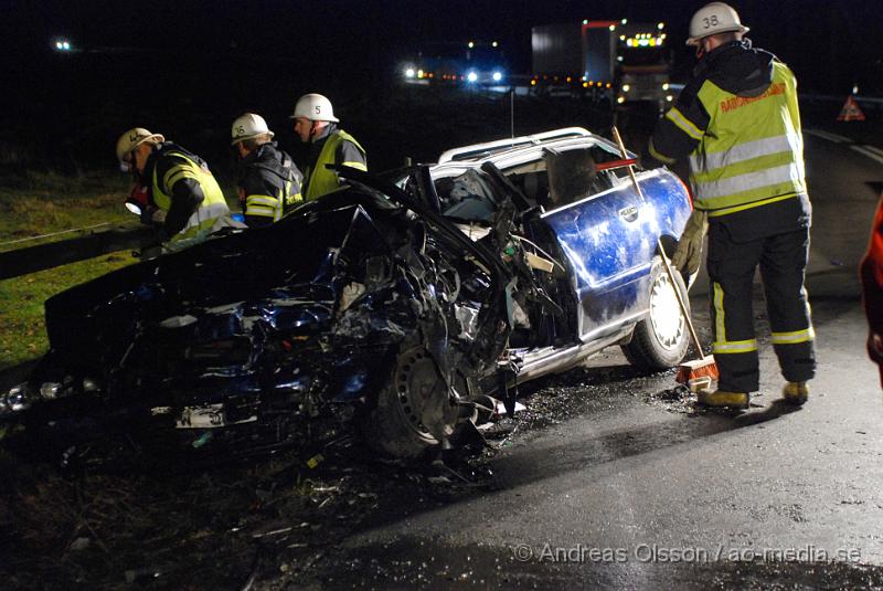 DSC_0094.JPG - Vid 22,45 tiden Larmades Klippans och Ljungbyheds räddningstjänst samt Ambulans och Polis till en trafikolycka på väg 13 mellan Klippan och Ljungbyhed. Det var två personbilar som frontalkrockat och fyra personer var inblandade. Två av dessa satt fastklämda i bilvraken och räddningstjänsten fick klippa upp taket på båda bilarna för att få ut personerna. Samtliga personer fördes allvarligt skadade till Sjukhuset, Två till Helsingborgs Lasarett och två till Universitets Sjukhuset i Lund. Hur allvarligt skadade är oklart.