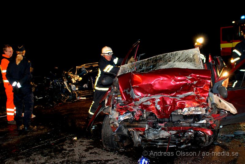 DSC_0105.JPG - Vid 22,45 tiden Larmades Klippans och Ljungbyheds räddningstjänst samt Ambulans och Polis till en trafikolycka på väg 13 mellan Klippan och Ljungbyhed. Det var två personbilar som frontalkrockat och fyra personer var inblandade. Två av dessa satt fastklämda i bilvraken och räddningstjänsten fick klippa upp taket på båda bilarna för att få ut personerna. Samtliga personer fördes allvarligt skadade till Sjukhuset, Två till Helsingborgs Lasarett och två till Universitets Sjukhuset i Lund. Hur allvarligt skadade är oklart.