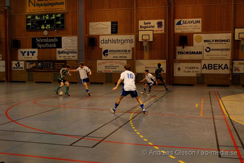 DSC_0005.jpg - Måndagen den 28/12 spelades den första julcupen för herrar i Nyköpings sporthall, som har anordnats av IFK Nyköping. 8 lag var med och deltog i tuneringen, bland annat 2 lag från bissarna, 2 lag från IFK Nyköping, IK tun, Vagnhärad mfl.Grupp 1 från IFK Nyköping tog sig upp till finalen utan ett enda insläppt mål, där de möttes av vagnhärad SK, Matchen slutade 2-1 till IFK Nyköping. Grattis till segern!