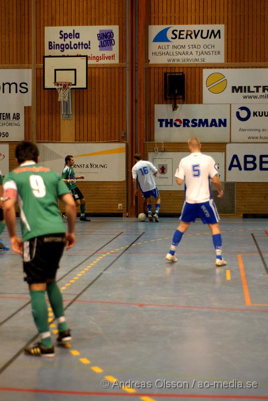 DSC_0010.jpg - Måndagen den 28/12 spelades den första julcupen för herrar i Nyköpings sporthall, som har anordnats av IFK Nyköping. 8 lag var med och deltog i tuneringen, bland annat 2 lag från bissarna, 2 lag från IFK Nyköping, IK tun, Vagnhärad mfl.Grupp 1 från IFK Nyköping tog sig upp till finalen utan ett enda insläppt mål, där de möttes av vagnhärad SK, Matchen slutade 2-1 till IFK Nyköping. Grattis till segern!