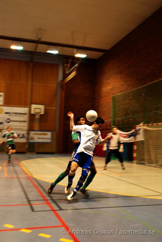 DSC_0020.jpg - Måndagen den 28/12 spelades den första julcupen för herrar i Nyköpings sporthall, som har anordnats av IFK Nyköping. 8 lag var med och deltog i tuneringen, bland annat 2 lag från bissarna, 2 lag från IFK Nyköping, IK tun, Vagnhärad mfl.Grupp 1 från IFK Nyköping tog sig upp till finalen utan ett enda insläppt mål, där de möttes av vagnhärad SK, Matchen slutade 2-1 till IFK Nyköping. Grattis till segern!