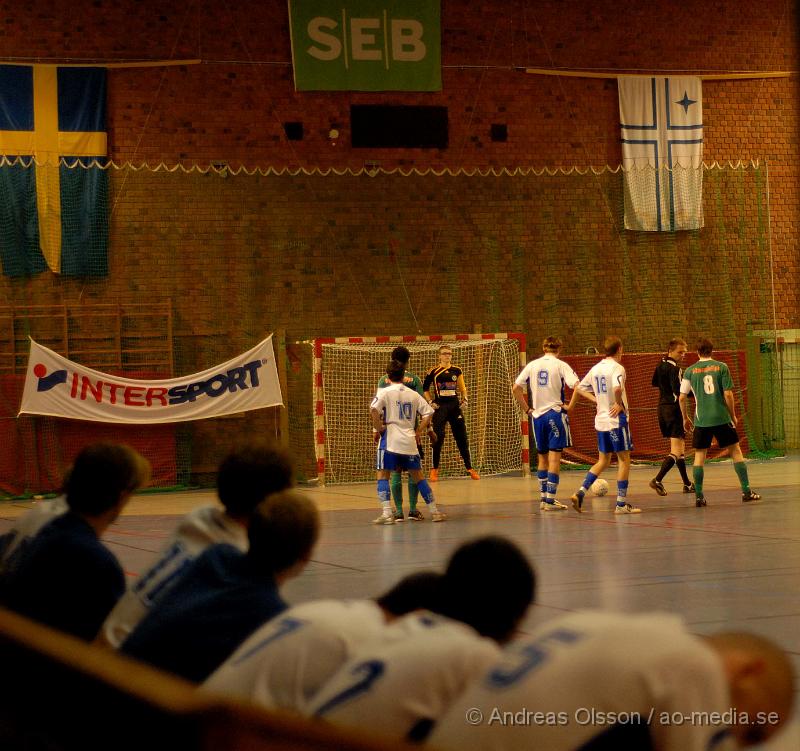 DSC_0024.jpg - Måndagen den 28/12 spelades den första julcupen för herrar i Nyköpings sporthall, som har anordnats av IFK Nyköping. 8 lag var med och deltog i tuneringen, bland annat 2 lag från bissarna, 2 lag från IFK Nyköping, IK tun, Vagnhärad mfl.Grupp 1 från IFK Nyköping tog sig upp till finalen utan ett enda insläppt mål, där de möttes av vagnhärad SK, Matchen slutade 2-1 till IFK Nyköping. Grattis till segern!