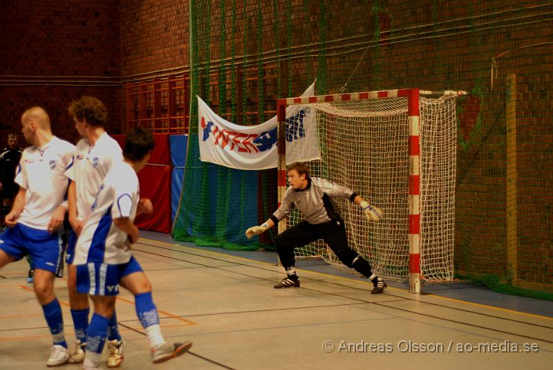 DSC_0025.jpg - Måndagen den 28/12 spelades den första julcupen för herrar i Nyköpings sporthall, som har anordnats av IFK Nyköping. 8 lag var med och deltog i tuneringen, bland annat 2 lag från bissarna, 2 lag från IFK Nyköping, IK tun, Vagnhärad mfl.Grupp 1 från IFK Nyköping tog sig upp till finalen utan ett enda insläppt mål, där de möttes av vagnhärad SK, Matchen slutade 2-1 till IFK Nyköping. Grattis till segern!