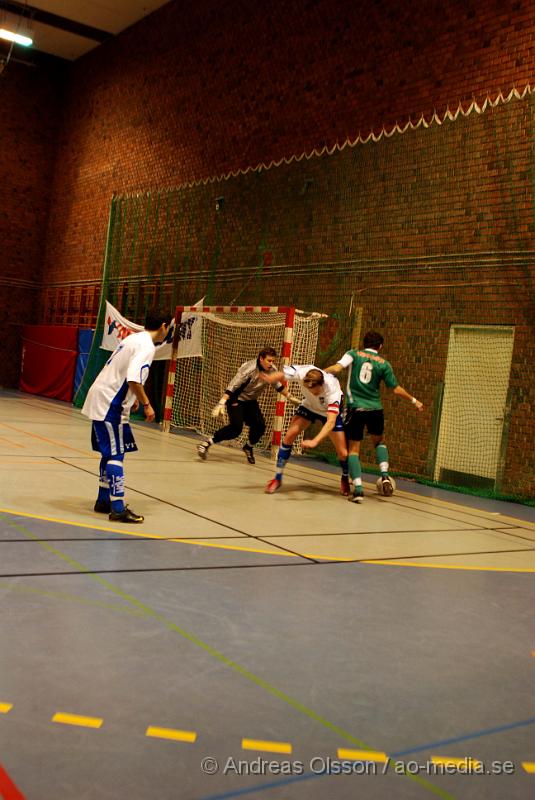 DSC_0027.jpg - Måndagen den 28/12 spelades den första julcupen för herrar i Nyköpings sporthall, som har anordnats av IFK Nyköping. 8 lag var med och deltog i tuneringen, bland annat 2 lag från bissarna, 2 lag från IFK Nyköping, IK tun, Vagnhärad mfl.Grupp 1 från IFK Nyköping tog sig upp till finalen utan ett enda insläppt mål, där de möttes av vagnhärad SK, Matchen slutade 2-1 till IFK Nyköping. Grattis till segern!