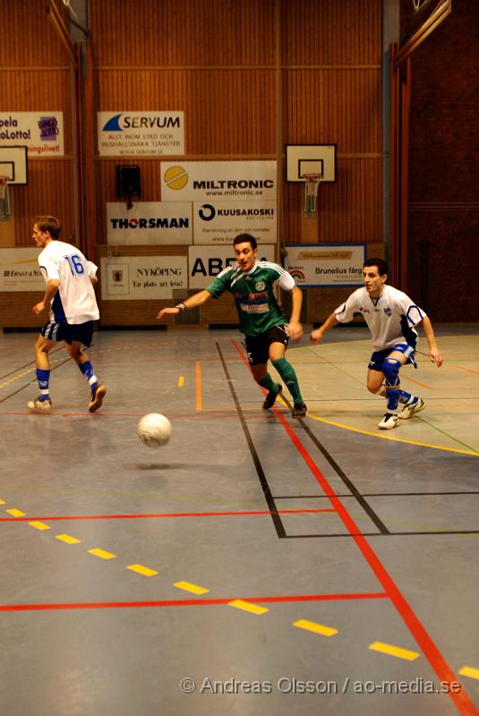 DSC_0060.jpg - Måndagen den 28/12 spelades den första julcupen för herrar i Nyköpings sporthall, som har anordnats av IFK Nyköping. 8 lag var med och deltog i tuneringen, bland annat 2 lag från bissarna, 2 lag från IFK Nyköping, IK tun, Vagnhärad mfl.Grupp 1 från IFK Nyköping tog sig upp till finalen utan ett enda insläppt mål, där de möttes av vagnhärad SK, Matchen slutade 2-1 till IFK Nyköping. Grattis till segern!