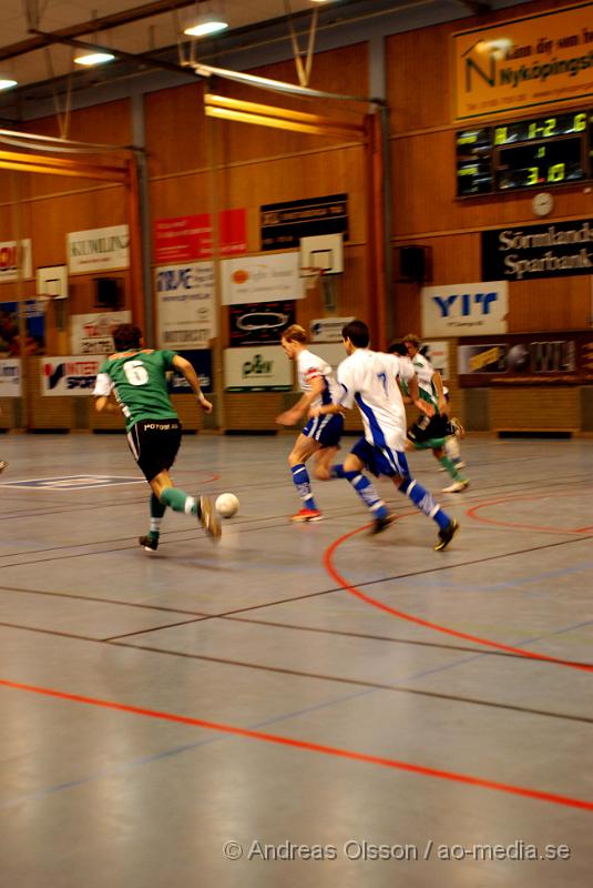 DSC_0067.jpg - Måndagen den 28/12 spelades den första julcupen för herrar i Nyköpings sporthall, som har anordnats av IFK Nyköping. 8 lag var med och deltog i tuneringen, bland annat 2 lag från bissarna, 2 lag från IFK Nyköping, IK tun, Vagnhärad mfl.Grupp 1 från IFK Nyköping tog sig upp till finalen utan ett enda insläppt mål, där de möttes av vagnhärad SK, Matchen slutade 2-1 till IFK Nyköping. Grattis till segern!