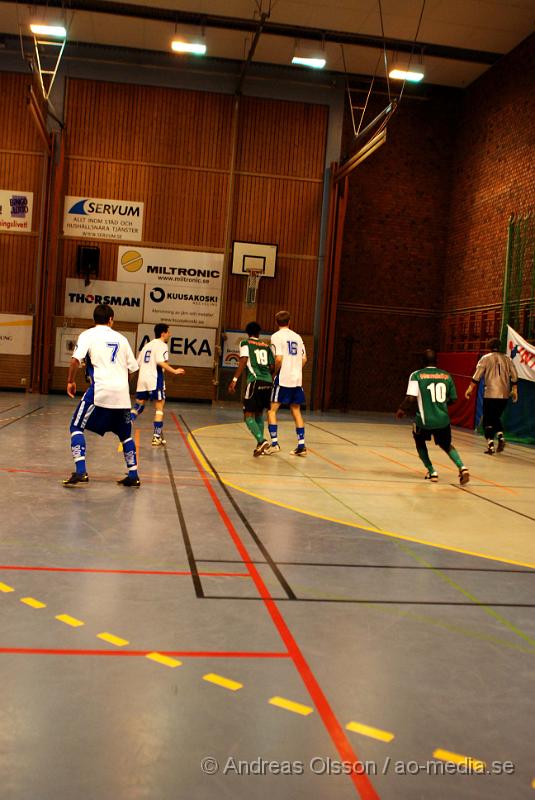 DSC_0078.jpg - Måndagen den 28/12 spelades den första julcupen för herrar i Nyköpings sporthall, som har anordnats av IFK Nyköping. 8 lag var med och deltog i tuneringen, bland annat 2 lag från bissarna, 2 lag från IFK Nyköping, IK tun, Vagnhärad mfl.Grupp 1 från IFK Nyköping tog sig upp till finalen utan ett enda insläppt mål, där de möttes av vagnhärad SK, Matchen slutade 2-1 till IFK Nyköping. Grattis till segern!