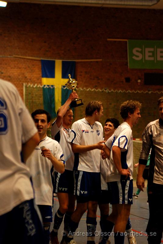 DSC_0112.jpg - Måndagen den 28/12 spelades den första julcupen för herrar i Nyköpings sporthall, som har anordnats av IFK Nyköping. 8 lag var med och deltog i tuneringen, bland annat 2 lag från bissarna, 2 lag från IFK Nyköping, IK tun, Vagnhärad mfl.Grupp 1 från IFK Nyköping tog sig upp till finalen utan ett enda insläppt mål, där de möttes av vagnhärad SK, Matchen slutade 2-1 till IFK Nyköping. Grattis till segern!