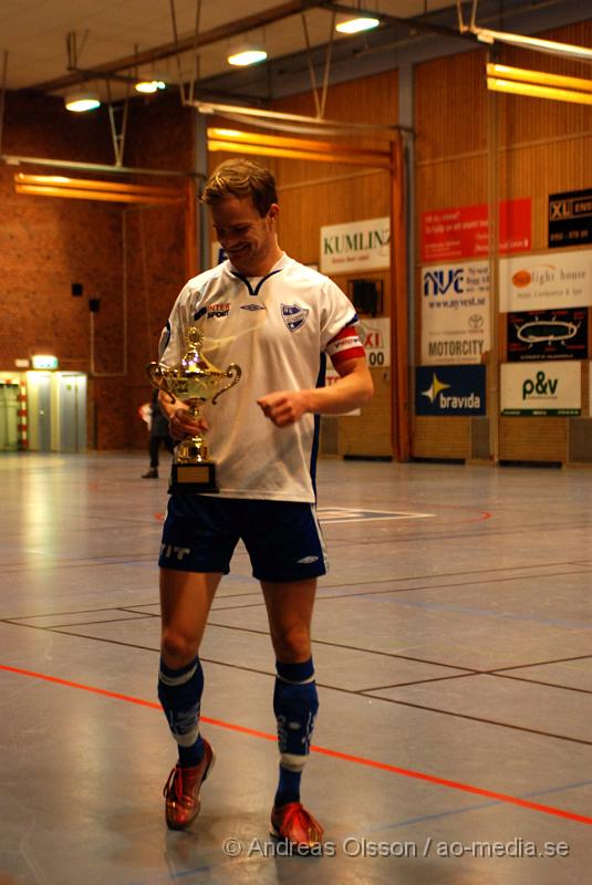 DSC_0113.jpg - Måndagen den 28/12 spelades den första julcupen för herrar i Nyköpings sporthall, som har anordnats av IFK Nyköping. 8 lag var med och deltog i tuneringen, bland annat 2 lag från bissarna, 2 lag från IFK Nyköping, IK tun, Vagnhärad mfl.Grupp 1 från IFK Nyköping tog sig upp till finalen utan ett enda insläppt mål, där de möttes av vagnhärad SK, Matchen slutade 2-1 till IFK Nyköping. Grattis till segern!