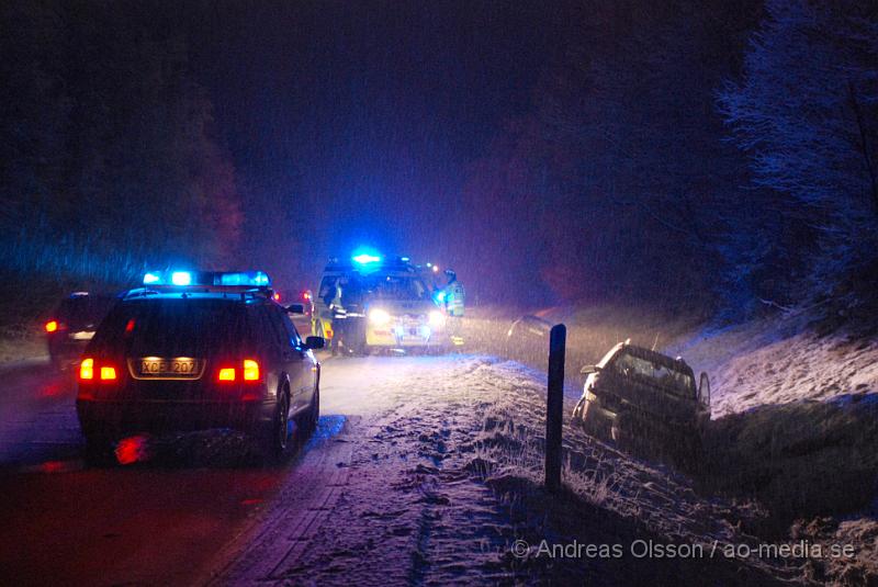 DSC_0121.JPG - Vid 16 tiden larmades räddningstjänst, ambulans och polis till en trafikolycka på väg 21 mellan Klippan och Perstorp.  Det var en personbil som kom från Klippan hållet och tappade kontrollen över sin bil och körde ner i diket och våltade. En förare i en mötande bil fick panik och tappade också kontrollen över sin bil och körde ner i diket. Minst en person fördes till sjukhus med okända skador. Det var begränsad framkomlighet på olycksplatsen. Det är just nu mycket halt ute på vägarna.