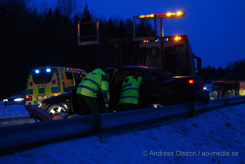 DSC_0002.JPG - Räddningstjänsten, ambulans och polis larmades till en trafikolycka på E4an vid Nyköping, Det var en personbil som voltat och hamnat på sidan, när bärgaren stod och skulle hjälpa dem körde en dansk registrerad bil in i bärgaren och minst två personer klämdes fast, en avliden. Personerna samt hunden som färdades i första bilen som hamna på sidan ska ha klarat sig utan allvarliga skador med fick följa med ambulansen till sjukhuset för kontroll. Bärgaren fördes även han med ambulans till sjukhuset med okända skador. På ca 30 minuter inträffade det 3 olyckor på en sträcka av 500 meter på E4an. Det råder IS halka på E4an vid Nyköping och man har gått ut och varnat allmänheten att ta det mycket försiktigt!