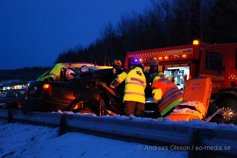 DSC_0008.JPG - Räddningstjänsten, ambulans och polis larmades till en trafikolycka på E4an vid Nyköping, Det var en personbil som voltat och hamnat på sidan, när bärgaren stod och skulle hjälpa dem körde en dansk registrerad bil in i bärgaren och minst två personer klämdes fast, en avliden. Personerna samt hunden som färdades i första bilen som hamna på sidan ska ha klarat sig utan allvarliga skador med fick följa med ambulansen till sjukhuset för kontroll. Bärgaren fördes även han med ambulans till sjukhuset med okända skador. På ca 30 minuter inträffade det 3 olyckor på en sträcka av 500 meter på E4an. Det råder IS halka på E4an vid Nyköping och man har gått ut och varnat allmänheten att ta det mycket försiktigt!