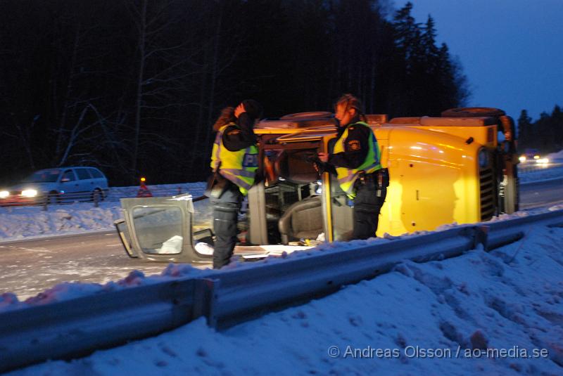 DSC_0010.JPG - Räddningstjänsten, ambulans och polis larmades till en trafikolycka på E4an vid Nyköping, Det var en personbil som voltat och hamnat på sidan, när bärgaren stod och skulle hjälpa dem körde en dansk registrerad bil in i bärgaren och minst två personer klämdes fast, en avliden. Personerna samt hunden som färdades i första bilen som hamna på sidan ska ha klarat sig utan allvarliga skador med fick följa med ambulansen till sjukhuset för kontroll. Bärgaren fördes även han med ambulans till sjukhuset med okända skador. På ca 30 minuter inträffade det 3 olyckor på en sträcka av 500 meter på E4an. Det råder IS halka på E4an vid Nyköping och man har gått ut och varnat allmänheten att ta det mycket försiktigt!