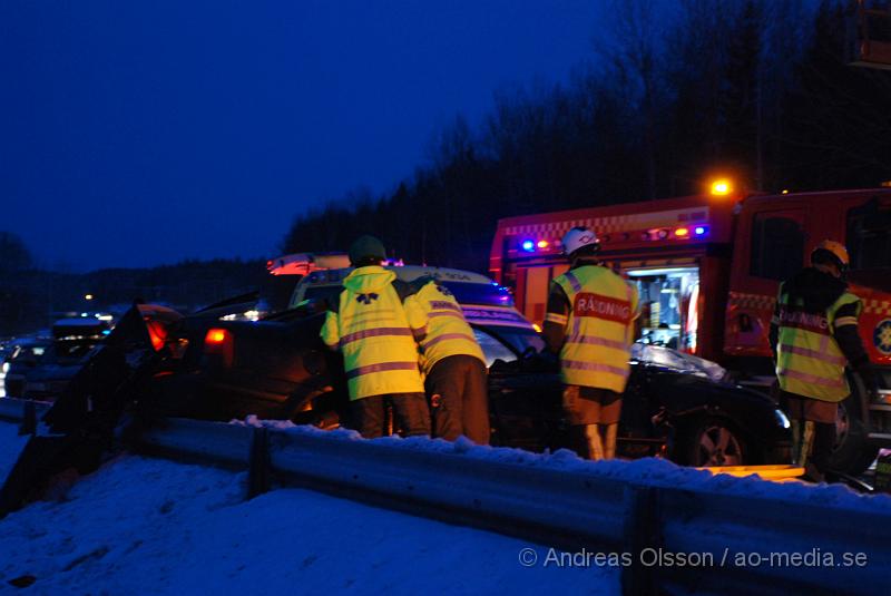 DSC_0013.JPG - Räddningstjänsten, ambulans och polis larmades till en trafikolycka på E4an vid Nyköping, Det var en personbil som voltat och hamnat på sidan, när bärgaren stod och skulle hjälpa dem körde en dansk registrerad bil in i bärgaren och minst två personer klämdes fast, en avliden. Personerna samt hunden som färdades i första bilen som hamna på sidan ska ha klarat sig utan allvarliga skador med fick följa med ambulansen till sjukhuset för kontroll. Bärgaren fördes även han med ambulans till sjukhuset med okända skador. På ca 30 minuter inträffade det 3 olyckor på en sträcka av 500 meter på E4an. Det råder IS halka på E4an vid Nyköping och man har gått ut och varnat allmänheten att ta det mycket försiktigt!