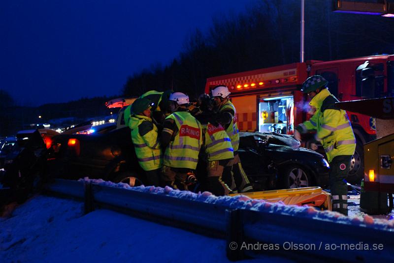 DSC_0015.JPG - Räddningstjänsten, ambulans och polis larmades till en trafikolycka på E4an vid Nyköping, Det var en personbil som voltat och hamnat på sidan, när bärgaren stod och skulle hjälpa dem körde en dansk registrerad bil in i bärgaren och minst två personer klämdes fast, en avliden. Personerna samt hunden som färdades i första bilen som hamna på sidan ska ha klarat sig utan allvarliga skador med fick följa med ambulansen till sjukhuset för kontroll. Bärgaren fördes även han med ambulans till sjukhuset med okända skador. På ca 30 minuter inträffade det 3 olyckor på en sträcka av 500 meter på E4an. Det råder IS halka på E4an vid Nyköping och man har gått ut och varnat allmänheten att ta det mycket försiktigt!