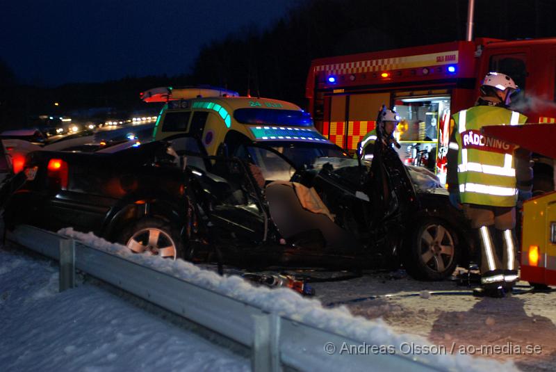 DSC_0018.JPG - Räddningstjänsten, ambulans och polis larmades till en trafikolycka på E4an vid Nyköping, Det var en personbil som voltat och hamnat på sidan, när bärgaren stod och skulle hjälpa dem körde en dansk registrerad bil in i bärgaren och minst två personer klämdes fast, en avliden. Personerna samt hunden som färdades i första bilen som hamna på sidan ska ha klarat sig utan allvarliga skador med fick följa med ambulansen till sjukhuset för kontroll. Bärgaren fördes även han med ambulans till sjukhuset med okända skador. På ca 30 minuter inträffade det 3 olyckor på en sträcka av 500 meter på E4an. Det råder IS halka på E4an vid Nyköping och man har gått ut och varnat allmänheten att ta det mycket försiktigt!