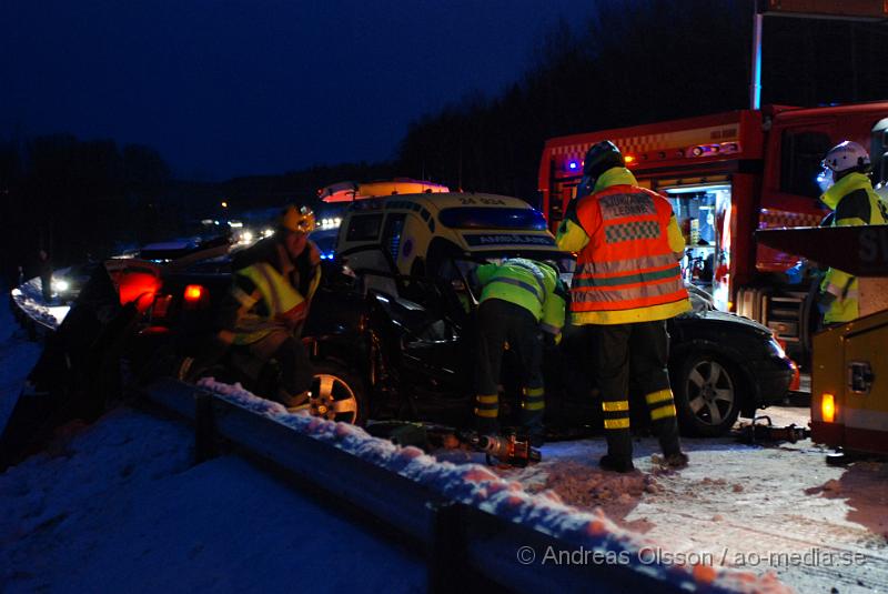 DSC_0019.JPG - Räddningstjänsten, ambulans och polis larmades till en trafikolycka på E4an vid Nyköping, Det var en personbil som voltat och hamnat på sidan, när bärgaren stod och skulle hjälpa dem körde en dansk registrerad bil in i bärgaren och minst två personer klämdes fast, en avliden. Personerna samt hunden som färdades i första bilen som hamna på sidan ska ha klarat sig utan allvarliga skador med fick följa med ambulansen till sjukhuset för kontroll. Bärgaren fördes även han med ambulans till sjukhuset med okända skador. På ca 30 minuter inträffade det 3 olyckor på en sträcka av 500 meter på E4an. Det råder IS halka på E4an vid Nyköping och man har gått ut och varnat allmänheten att ta det mycket försiktigt!