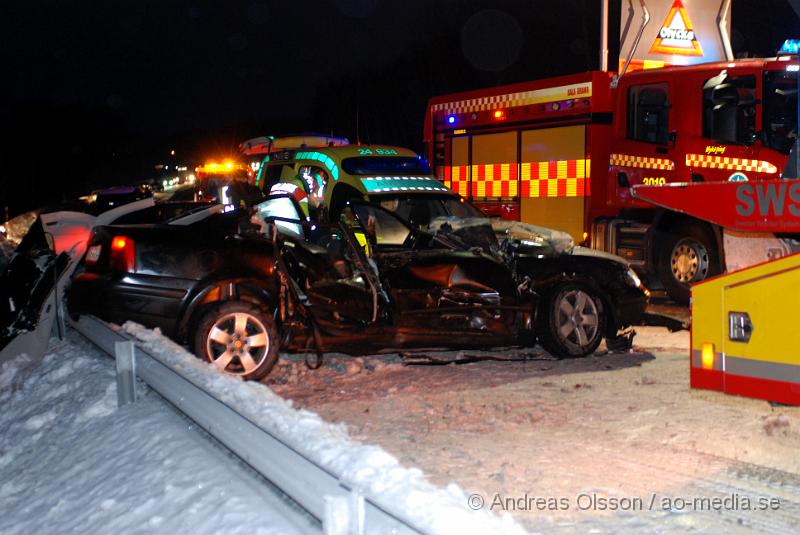 DSC_0022.JPG - Räddningstjänsten, ambulans och polis larmades till en trafikolycka på E4an vid Nyköping, Det var en personbil som voltat och hamnat på sidan, när bärgaren stod och skulle hjälpa dem körde en dansk registrerad bil in i bärgaren och minst två personer klämdes fast, en avliden. Personerna samt hunden som färdades i första bilen som hamna på sidan ska ha klarat sig utan allvarliga skador med fick följa med ambulansen till sjukhuset för kontroll. Bärgaren fördes även han med ambulans till sjukhuset med okända skador. På ca 30 minuter inträffade det 3 olyckor på en sträcka av 500 meter på E4an. Det råder IS halka på E4an vid Nyköping och man har gått ut och varnat allmänheten att ta det mycket försiktigt!