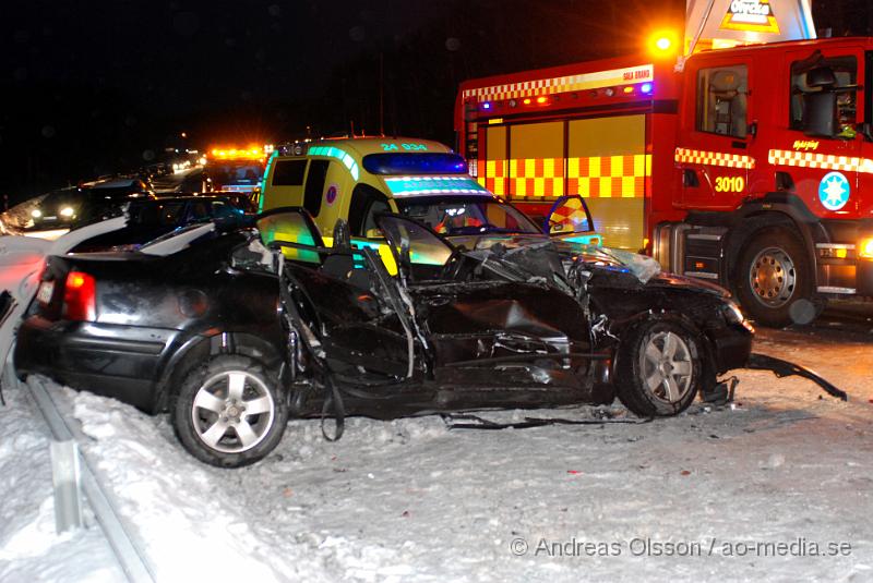 DSC_0025.JPG - Räddningstjänsten, ambulans och polis larmades till en trafikolycka på E4an vid Nyköping, Det var en personbil som voltat och hamnat på sidan, när bärgaren stod och skulle hjälpa dem körde en dansk registrerad bil in i bärgaren och minst två personer klämdes fast, en avliden. Personerna samt hunden som färdades i första bilen som hamna på sidan ska ha klarat sig utan allvarliga skador med fick följa med ambulansen till sjukhuset för kontroll. Bärgaren fördes även han med ambulans till sjukhuset med okända skador. På ca 30 minuter inträffade det 3 olyckor på en sträcka av 500 meter på E4an. Det råder IS halka på E4an vid Nyköping och man har gått ut och varnat allmänheten att ta det mycket försiktigt!