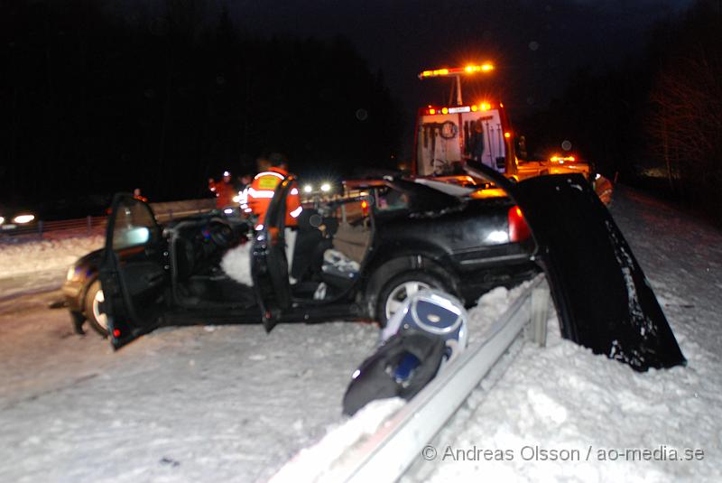 DSC_0026.JPG - Räddningstjänsten, ambulans och polis larmades till en trafikolycka på E4an vid Nyköping, Det var en personbil som voltat och hamnat på sidan, när bärgaren stod och skulle hjälpa dem körde en dansk registrerad bil in i bärgaren och minst två personer klämdes fast, en avliden. Personerna samt hunden som färdades i första bilen som hamna på sidan ska ha klarat sig utan allvarliga skador med fick följa med ambulansen till sjukhuset för kontroll. Bärgaren fördes även han med ambulans till sjukhuset med okända skador. På ca 30 minuter inträffade det 3 olyckor på en sträcka av 500 meter på E4an. Det råder IS halka på E4an vid Nyköping och man har gått ut och varnat allmänheten att ta det mycket försiktigt!