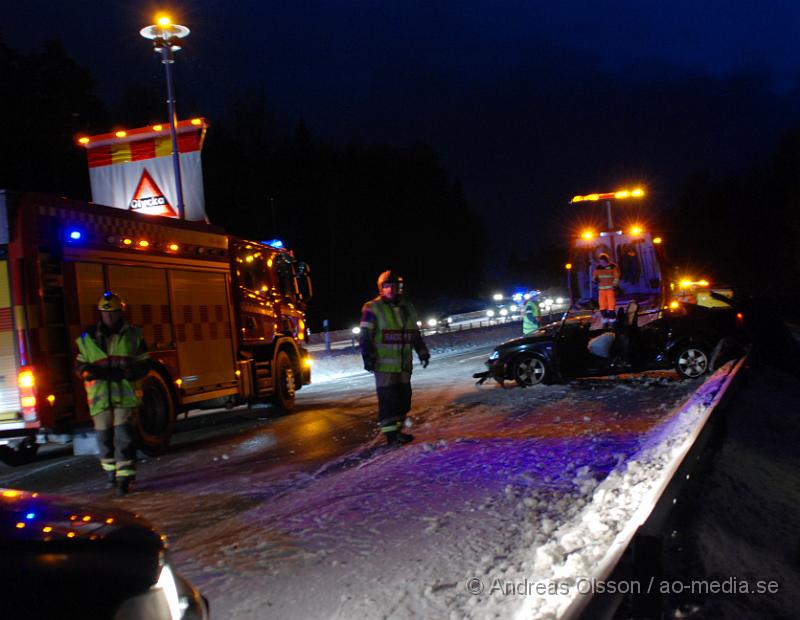 DSC_0027.JPG - Räddningstjänsten, ambulans och polis larmades till en trafikolycka på E4an vid Nyköping, Det var en personbil som voltat och hamnat på sidan, när bärgaren stod och skulle hjälpa dem körde en dansk registrerad bil in i bärgaren och minst två personer klämdes fast, en avliden. Personerna samt hunden som färdades i första bilen som hamna på sidan ska ha klarat sig utan allvarliga skador med fick följa med ambulansen till sjukhuset för kontroll. Bärgaren fördes även han med ambulans till sjukhuset med okända skador. På ca 30 minuter inträffade det 3 olyckor på en sträcka av 500 meter på E4an. Det råder IS halka på E4an vid Nyköping och man har gått ut och varnat allmänheten att ta det mycket försiktigt!