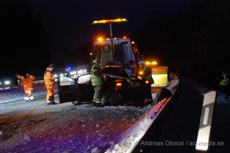 DSC_0028.JPG - Räddningstjänsten, ambulans och polis larmades till en trafikolycka på E4an vid Nyköping, Det var en personbil som voltat och hamnat på sidan, när bärgaren stod och skulle hjälpa dem körde en dansk registrerad bil in i bärgaren och minst två personer klämdes fast, en avliden. Personerna samt hunden som färdades i första bilen som hamna på sidan ska ha klarat sig utan allvarliga skador med fick följa med ambulansen till sjukhuset för kontroll. Bärgaren fördes även han med ambulans till sjukhuset med okända skador. På ca 30 minuter inträffade det 3 olyckor på en sträcka av 500 meter på E4an. Det råder IS halka på E4an vid Nyköping och man har gått ut och varnat allmänheten att ta det mycket försiktigt!