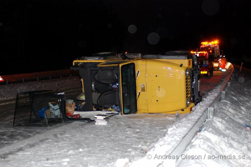 DSC_0040.JPG - Räddningstjänsten, ambulans och polis larmades till en trafikolycka på E4an vid Nyköping, Det var en personbil som voltat och hamnat på sidan, när bärgaren stod och skulle hjälpa dem körde en dansk registrerad bil in i bärgaren och minst två personer klämdes fast, en avliden. Personerna samt hunden som färdades i första bilen som hamna på sidan ska ha klarat sig utan allvarliga skador med fick följa med ambulansen till sjukhuset för kontroll. Bärgaren fördes även han med ambulans till sjukhuset med okända skador. På ca 30 minuter inträffade det 3 olyckor på en sträcka av 500 meter på E4an. Det råder IS halka på E4an vid Nyköping och man har gått ut och varnat allmänheten att ta det mycket försiktigt!