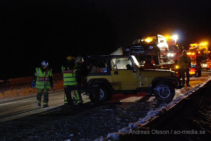 DSC_0044.JPG - Räddningstjänsten, ambulans och polis larmades till en trafikolycka på E4an vid Nyköping, Det var en personbil som voltat och hamnat på sidan, när bärgaren stod och skulle hjälpa dem körde en dansk registrerad bil in i bärgaren och minst två personer klämdes fast, en avliden. Personerna samt hunden som färdades i första bilen som hamna på sidan ska ha klarat sig utan allvarliga skador med fick följa med ambulansen till sjukhuset för kontroll. Bärgaren fördes även han med ambulans till sjukhuset med okända skador. På ca 30 minuter inträffade det 3 olyckor på en sträcka av 500 meter på E4an. Det råder IS halka på E4an vid Nyköping och man har gått ut och varnat allmänheten att ta det mycket försiktigt!