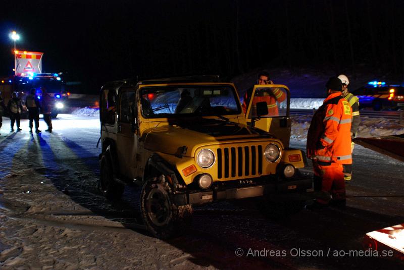 DSC_0047.JPG - Räddningstjänsten, ambulans och polis larmades till en trafikolycka på E4an vid Nyköping, Det var en personbil som voltat och hamnat på sidan, när bärgaren stod och skulle hjälpa dem körde en dansk registrerad bil in i bärgaren och minst två personer klämdes fast, en avliden. Personerna samt hunden som färdades i första bilen som hamna på sidan ska ha klarat sig utan allvarliga skador med fick följa med ambulansen till sjukhuset för kontroll. Bärgaren fördes även han med ambulans till sjukhuset med okända skador. På ca 30 minuter inträffade det 3 olyckor på en sträcka av 500 meter på E4an. Det råder IS halka på E4an vid Nyköping och man har gått ut och varnat allmänheten att ta det mycket försiktigt!