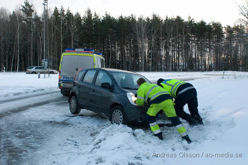 DSC_0029.jpg - Vid 13.30 tiden åkte en bilist av vägen vid avfarten från e4 an, Nyköping.Det var en ensam person som tappade kontrollen över sin bil och körde över refugen över till påfarten. Polisen kom och hjälpte föraren att få upp bilen så han sedan kunde fortsätta sin färd mot skavsta.