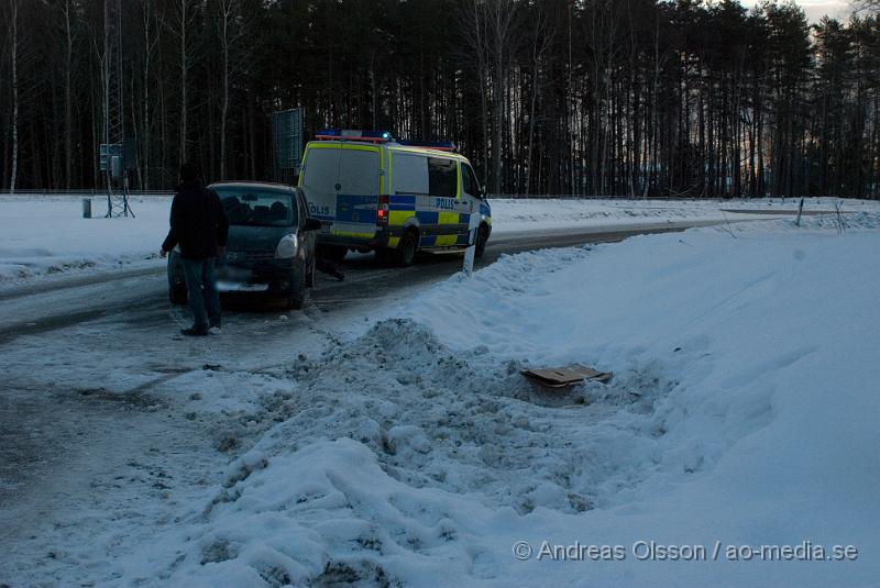 DSC_0033.jpg - Vid 13.30 tiden åkte en bilist av vägen vid avfarten från e4 an, Nyköping.Det var en ensam person som tappade kontrollen över sin bil och körde över refugen över till påfarten. Polisen kom och hjälpte föraren att få upp bilen så han sedan kunde fortsätta sin färd mot skavsta.