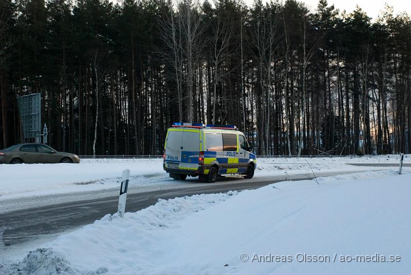 DSC_0038.jpg - Vid 13.30 tiden åkte en bilist av vägen vid avfarten från e4 an, Nyköping.Det var en ensam person som tappade kontrollen över sin bil och körde över refugen över till påfarten. Polisen kom och hjälpte föraren att få upp bilen så han sedan kunde fortsätta sin färd mot skavsta.  Det var en ensam person som tappade kontrollen över sin bil och körde över refugen över till påfarten. Polisen kom och hjälpte föraren att få upp bilen så han sedan kunde fortsätta sin färd mot skavsta.