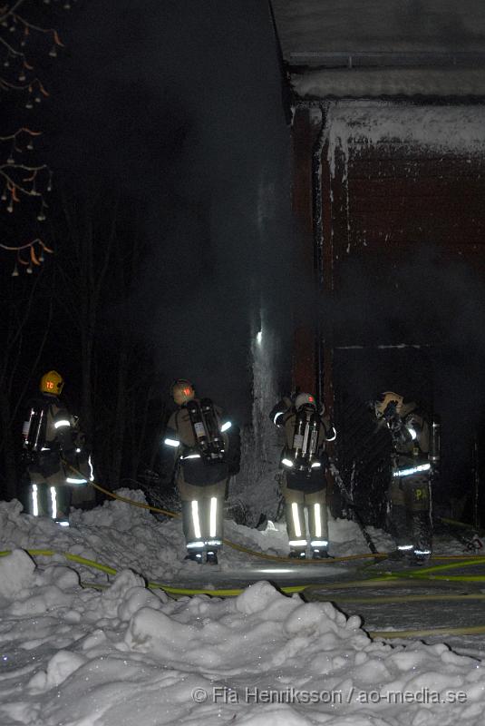 DSC_0017.JPG - Ca 18:00 larmades Nyköpings räddningstjänsten, ambulans och polisen till brand i byggnad på stenbrovägen, som ligger precis intill Montessoriförskola Marieberg. När räddningstjänsten var på plats så brand det kraftigt och blivit en  kraftig rökutveckling. Fönsterna hade exploderat så även deltidarna fick komma som förstärkning. vad som orsakat branden va möjligtvis en frostvakt som blivit överhetad och tagit eld, i byggnaden fanns det även två gasoll tuber som hade börjat läckt men ingen hade exploderat. Räddningstjänsten fick läget under kontroll! Ingen person ska ha kommit till skada.