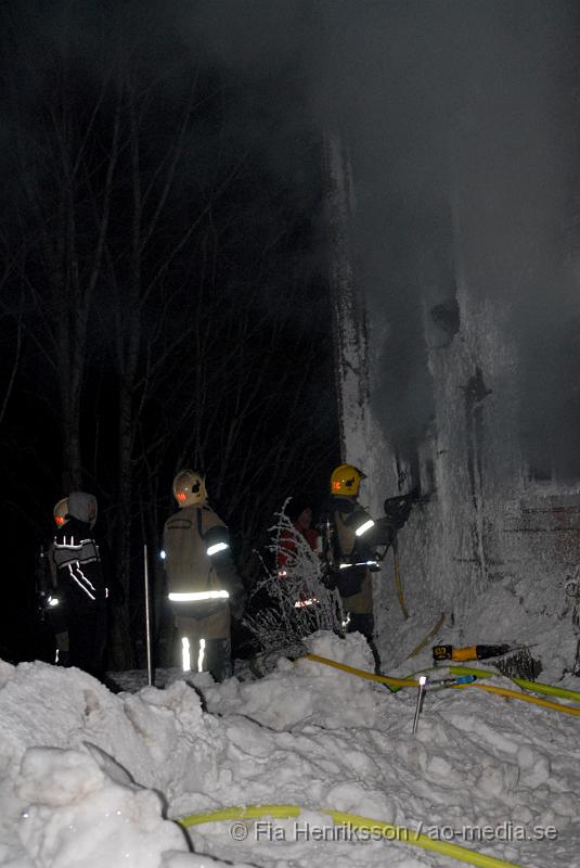 DSC_0041.JPG - Ca 18:00 larmades Nyköpings räddningstjänsten, ambulans och polisen till brand i byggnad på stenbrovägen, som ligger precis intill Montessoriförskola Marieberg. När räddningstjänsten var på plats så brand det kraftigt och blivit en  kraftig rökutveckling. Fönsterna hade exploderat så även deltidarna fick komma som förstärkning. vad som orsakat branden va möjligtvis en frostvakt som blivit överhetad och tagit eld, i byggnaden fanns det även två gasoll tuber som hade börjat läckt men ingen hade exploderat. Räddningstjänsten fick läget under kontroll! Ingen person ska ha kommit till skada.