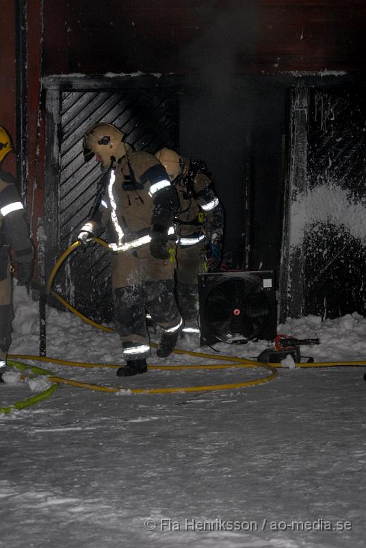 DSC_0049.JPG - Ca 18:00 larmades Nyköpings räddningstjänsten, ambulans och polisen till brand i byggnad på stenbrovägen, som ligger precis intill Montessoriförskola Marieberg. När räddningstjänsten var på plats så brand det kraftigt och blivit en kraftig rökutveckling. Fönsterna hade exploderat så även deltidarna fick komma som förstärkning. vad som orsakat branden va möjligtvis en frostvakt som blivit överhetad och tagit eld, i byggnaden fanns det även två gasoll tuber som hade börjat läckt men ingen hade exploderat. Räddningstjänsten fick läget under kontroll! Ingen person ska ha kommit till skada.