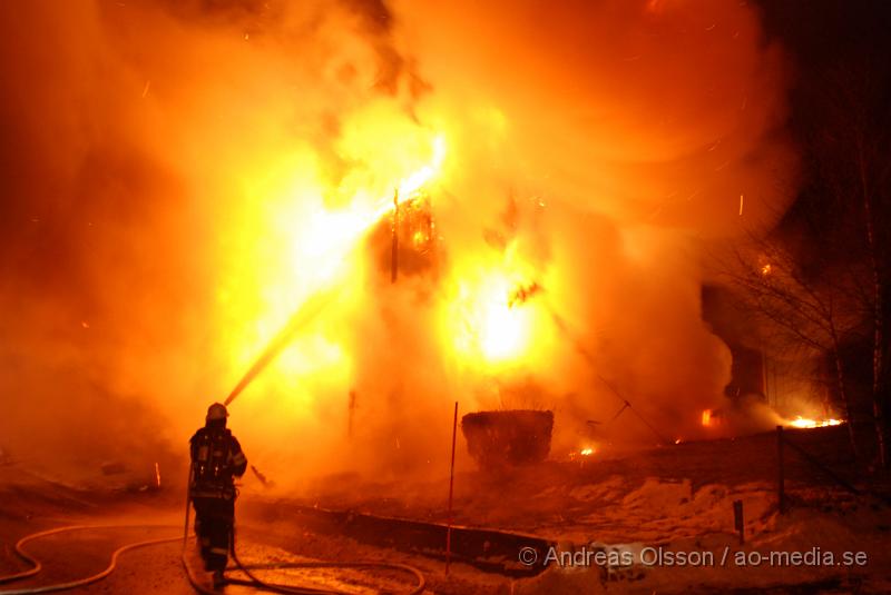 DSC_0043.JPG - Räddningstjänsten från Klippan, Ljungbyhed och Åstorp, samt ambulans och polis larmades vid 23,10 tiden till en villa brand i Vedby utanför klippan. Vid framkomst var hela villan övertänd och man gör allt för att släcka ner branden. Det är i nuläget oklart om någon har varit kvar i huset då man inte har kunnat gå in där ännu.