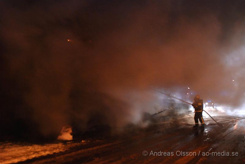 DSC_0054.JPG - Räddningstjänsten från Klippan, Ljungbyhed och Åstorp, samt ambulans och polis larmades vid 23,10 tiden till en villa brand i Vedby utanför klippan. Vid framkomst var hela villan övertänd och man gör allt för att släcka ner branden. Det är i nuläget oklart om någon har varit kvar i huset då man inte har kunnat gå in där ännu.